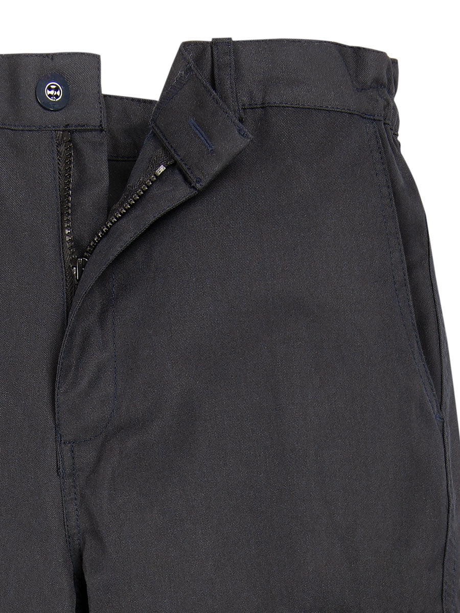 Dunkle Bundhose mit verstellbarem Bund und verdecktem Knopfbereich vorn