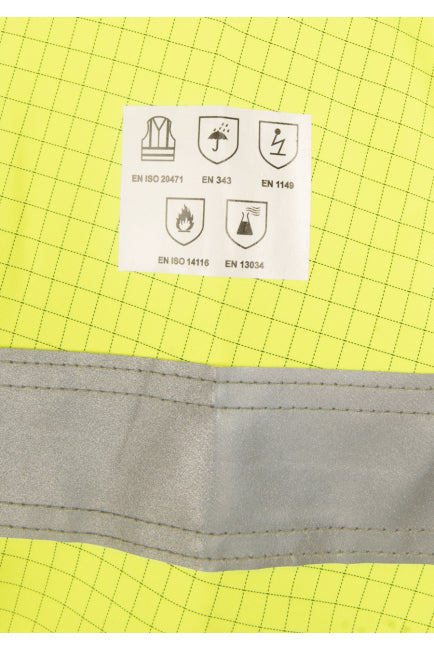 Label einer flammhemmenden Regenjacke auf neon gelbem Stoff mit EN-Symbolen