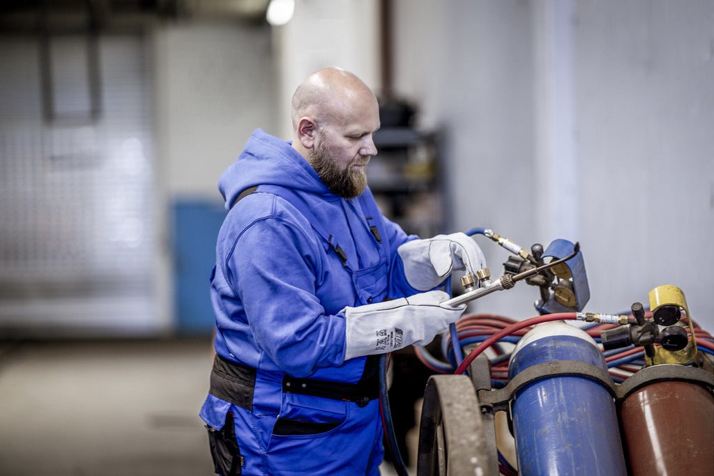 Blauer Hoodie mit Kapuze und Kängurutasche, getragen im Arbeitsumfeld