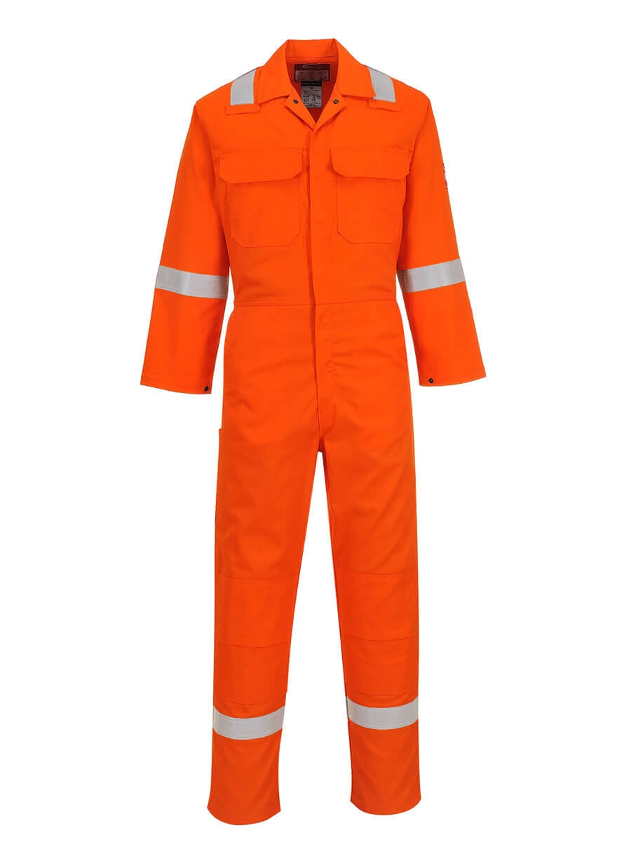 Orangefarbener Overall mit Stehkragen, Reißverschluss und Reflexstreifen an Armen und Beinen