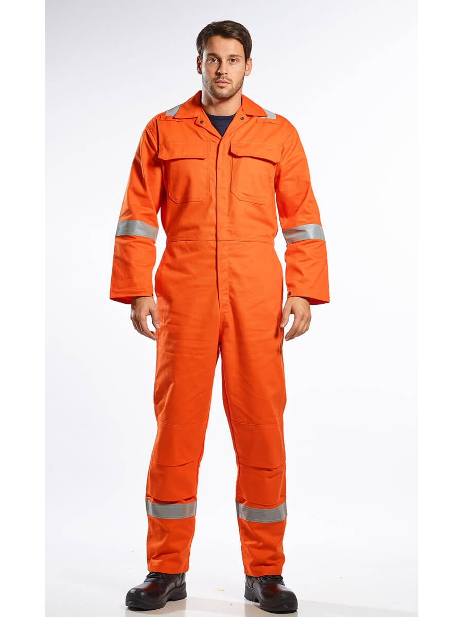 Orangefarbener Schutzoverall mit Brusttaschen, Druckknöpfen und Reflexstreifen an Ärmeln und Hosenbeinen