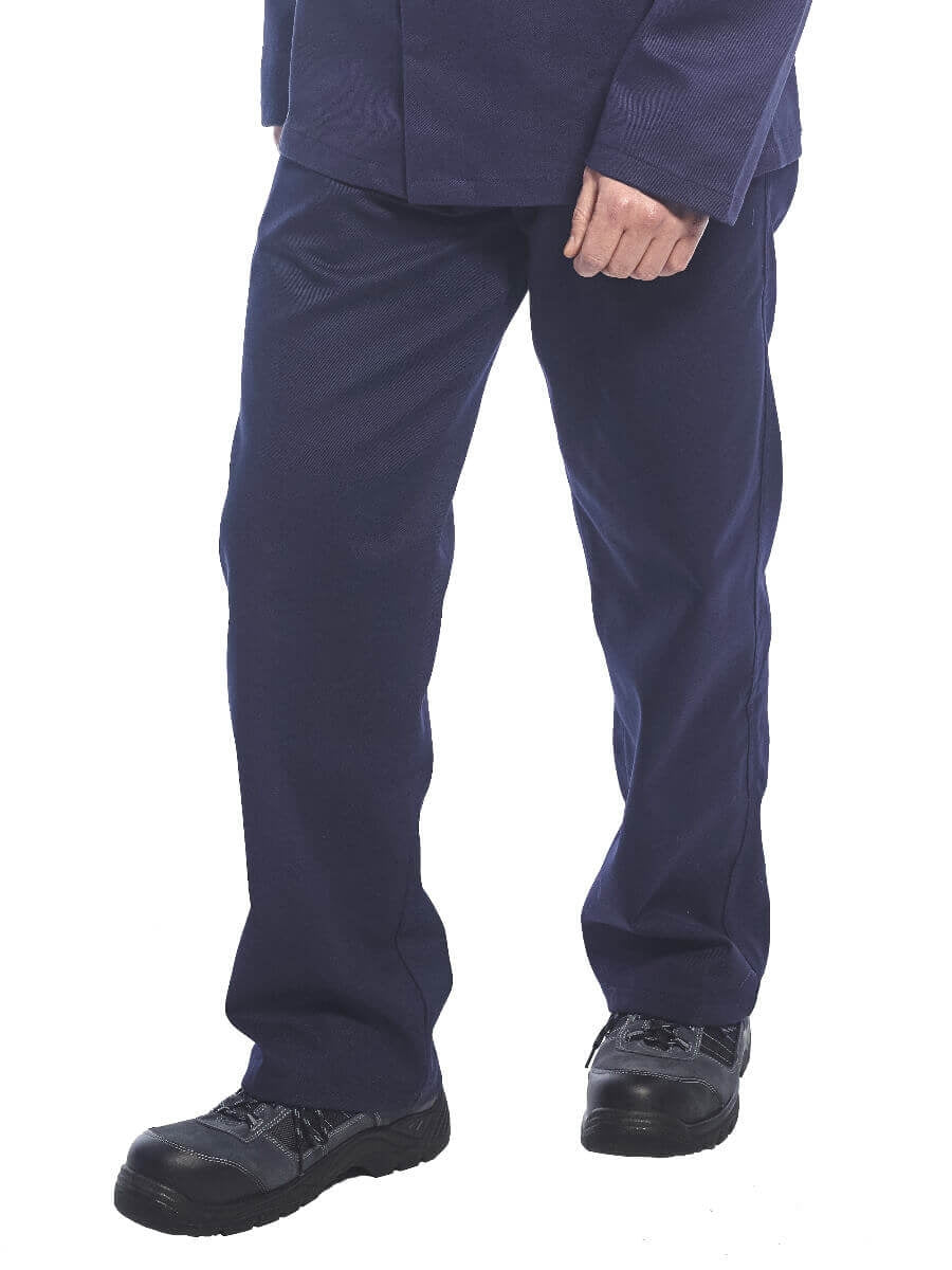 Dunkelblaue Schweißerhose mit geradem Bein und Stiefelansicht