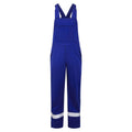 Flammhemmende Latzhose in Blau mit Trägern und reflektierenden Beinbändern, Frontansicht