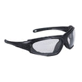 Schutzbrille mit schwarzem Rahmen und klarer Linse, seitlich mit Bügeln