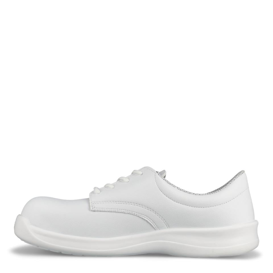 Weißer Sneaker mit Schnürsenkeln und dicker, heller Laufsohle