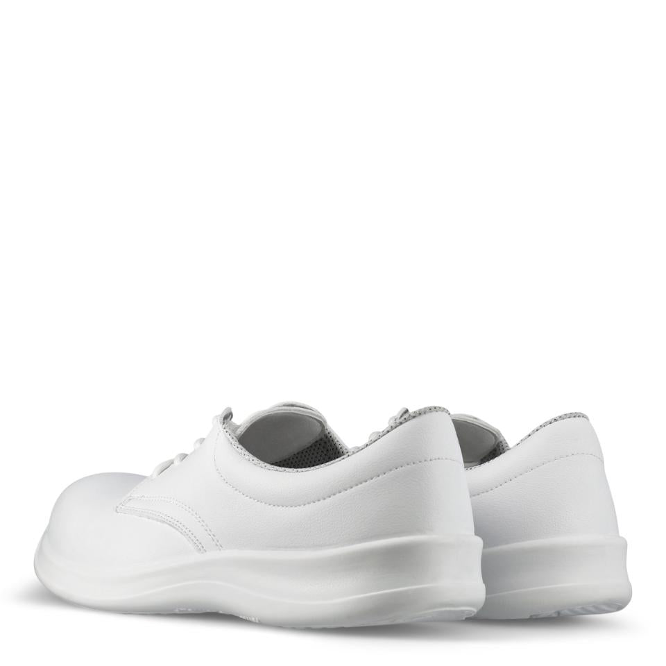 Weißer Sneaker von hinten: Fersenform und Innenfutter sichtbar