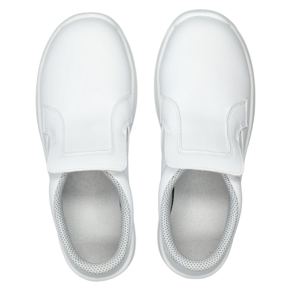 Weiße Slip-On-Slipper von vorn, gepolsterter Einstieg mit grauem Innenfutter