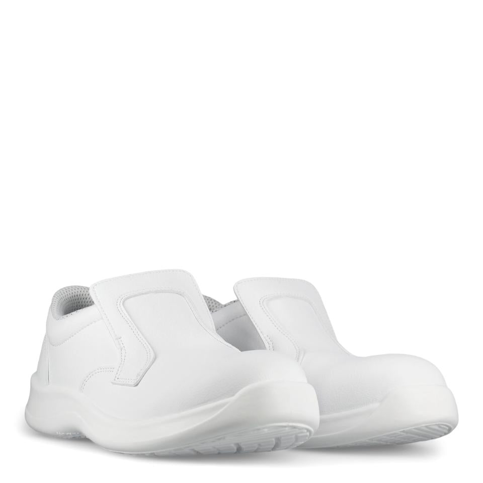 Weiße Slip-On-Slipper von hinten, geschlossene Ferse und robuste Profilsohle