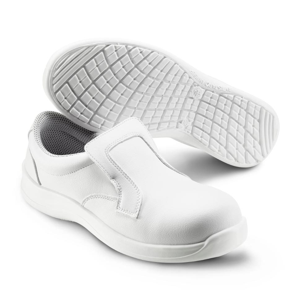 Weiße Slip-On-Slipper mit sichtbarer Laufsohle und strapazierfähiger Profilstruktur