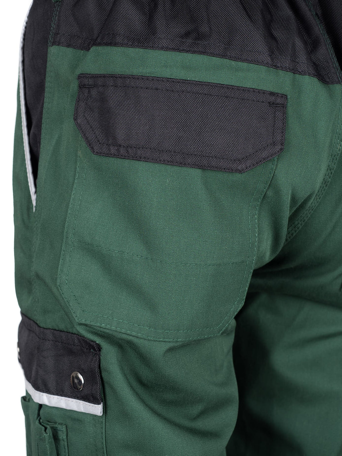 Grüne Arbeitshose mit aufgesetzter Gesäßtasche und dunklem Riegel am Taschenrand