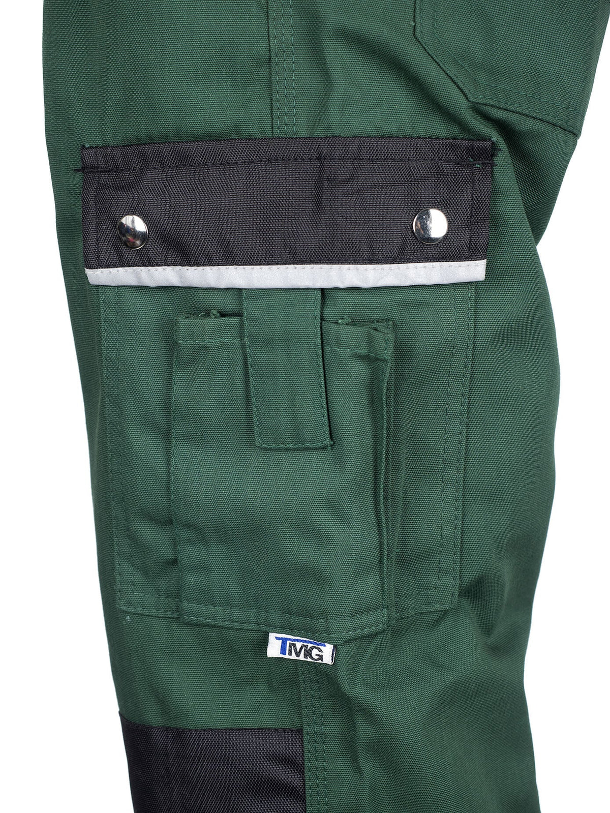 Grüne Bundhose mit Vordertaschen, schwarzem Taschenbereich und TMG-Logo am Bund