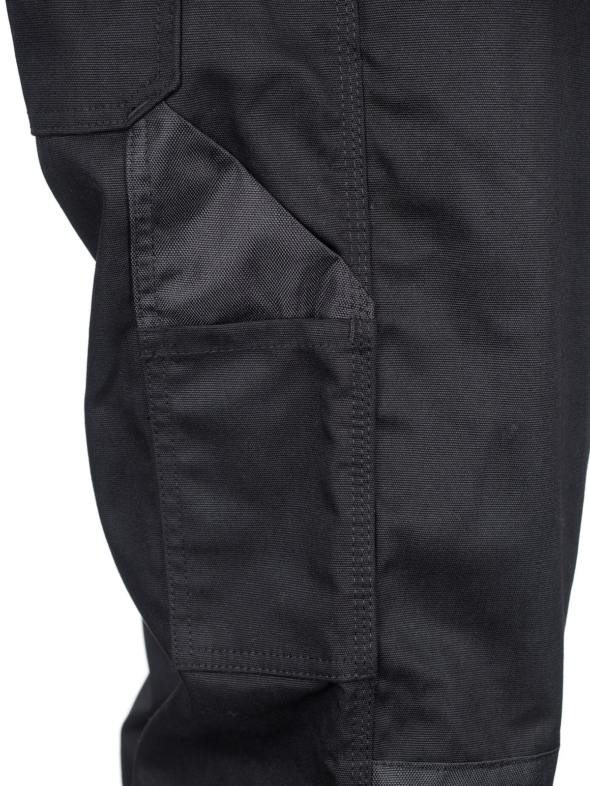 Schwarze Arbeitshose, Detail mit Naht und Taschen-Einsatz am Bein