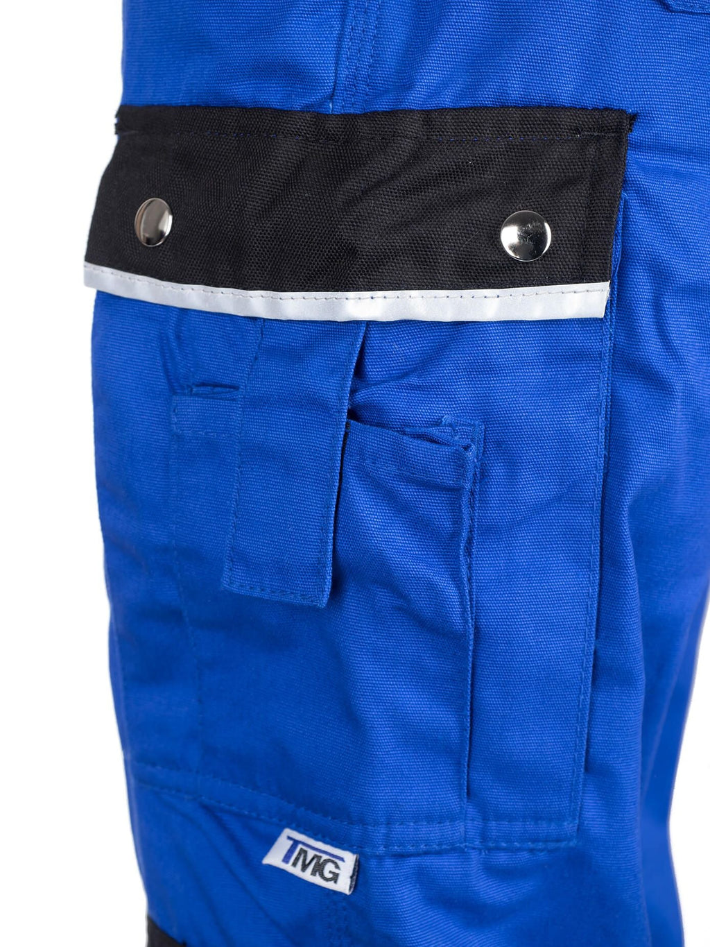 Arbeitslatzhose blau mit breitem Bundband, Druckknöpfen und TMG-Logo auf Tasche.