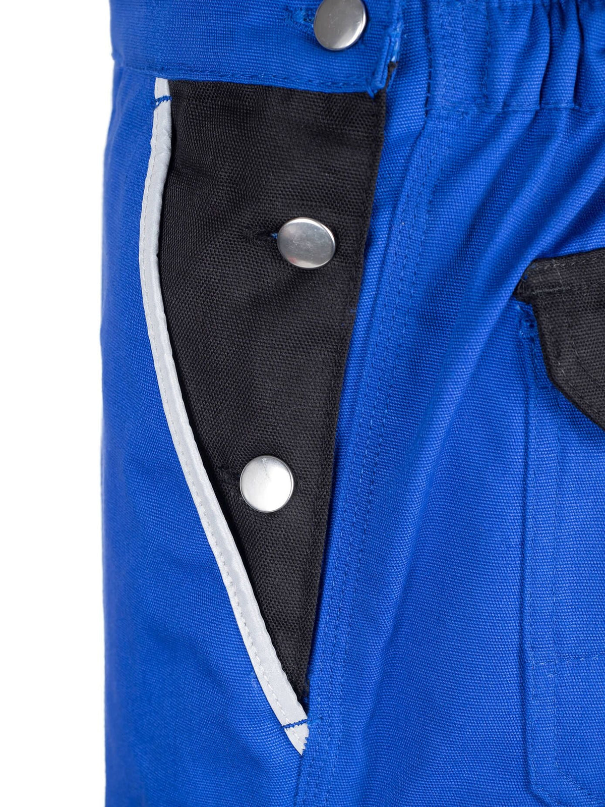 Blaues Knie-Fach mit schwarzem Einsatz, drei Druckknöpfen und weißem Besatz.