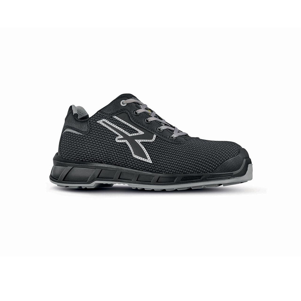 Schwarzer Sneaker mit Schnürung, seitlichem Logo und gepolsterter Zunge