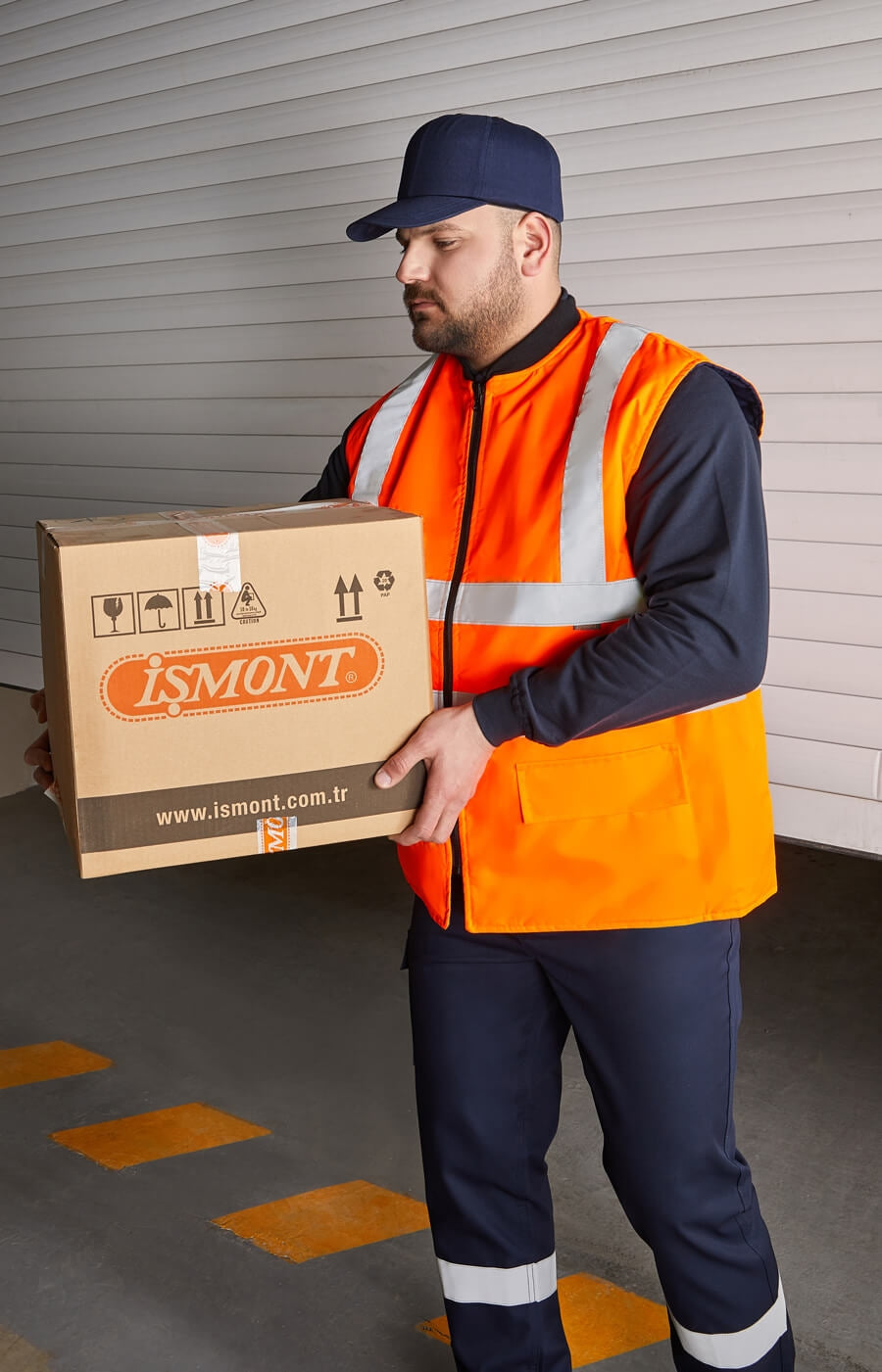 Warnschutz-Wendeweste orange mit Reflexstreifen, ärmellos, über dunkler Arbeitsjacke getragen