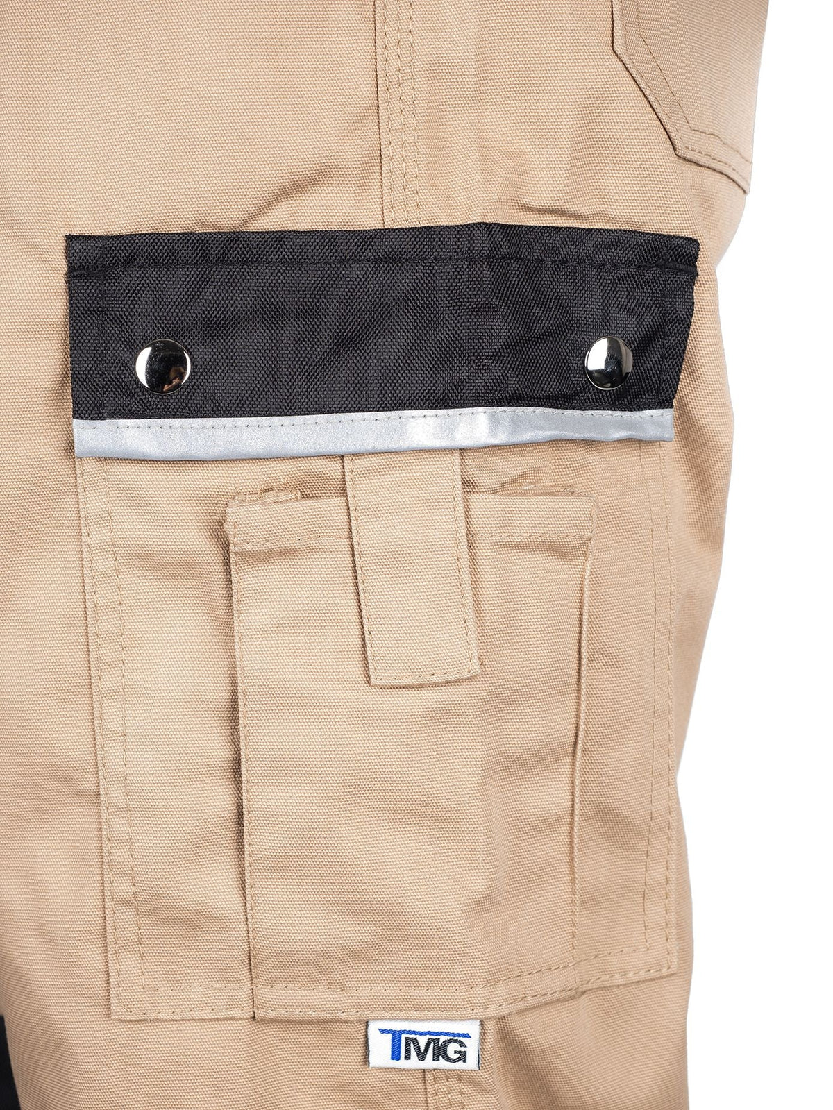 TMG Arbeitshose: beige Bein mit schwarzem Taschenverschluss und TMG-Logo-Patch